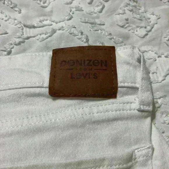 Denizen from Levi’s high-rise white shorts. Women’s size 10 - Picture 3 of 9